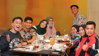 Kerap menemani suaminya, Septia hadir dalam jamuan makan bersama beberapa selebriti. Septia dan Putra Siregar kompak makan bareng dengan Ruben Onsu hingga Teuku Ryan. Foto: Instagram/@septiasiregar17