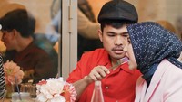 Putra Siregar tak malu langsung menyuapi istrinya. Hiasan bunga pada bagian meja makan menambah intim suasana makan keduanya. Foto: Instagram/@septiasiregar17