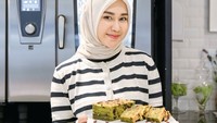 Lapis legit yang susah sekalipun pernah dibuat olehnya. Senyumnya lebar setelah berhasil membuat kue dengan banyak lapisan tersebut. Foto: Instagram/@septiasiregar17