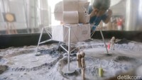 Pengunjung melihat maket bulan dan pesawat luar angkasa yang dipajang di Planetarium.