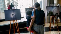 Pengunjung melihat pameran foto tentang astronomi. Selain pertunjukan astronomi yang digelar di kubah planetarium mini, pengunjung juga dapat mengikuti sesi peneropongan benda langit yang digelar di plaza luar gedung teater.
