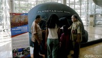 Kubah ini berisi maksimal 20 orang. Mila, sang edukator astronomi, dengan mengenakan mikrofon headset memandu acara. Dalam sehari terdapat empat sesi, yang dimana per sesi berlangsung selama 30 menit. 