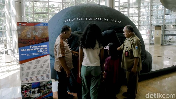 Serunya Liburan Sambil Belajar Astronomi di Planetarium Pengunjung menyaksikan simulasi langit dan penjelasan mengenai astronomi di planetarium mini, kawasan Taman Ismail Marzuki, Jakarta, Selasa (8/7/2025).