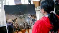 Pengunjung bisa melihat pameran tentang astronomi dan mengikuti sesi meneropong matahari.