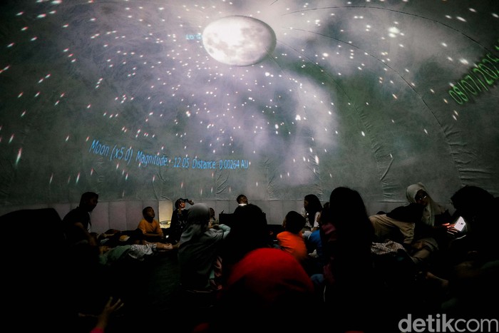 Pengunjung menyaksikan simulasi langit dan penjelasan mengenai astronomi di planetarium mini, kawasan Taman Ismail Marzuki, Jakarta, Selasa (8/7/2025).