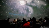 Pengunjung menyaksikan simulasi langit dan penjelasan mengenai astronomi di Planetarium Mini, kawasan Taman Ismail Marzuki, Jakarta, Selasa (8/7/2025). Pengunjung duduk lesehan mengelilingi pinggir kubah sembari menyimak presentasi edukator.
