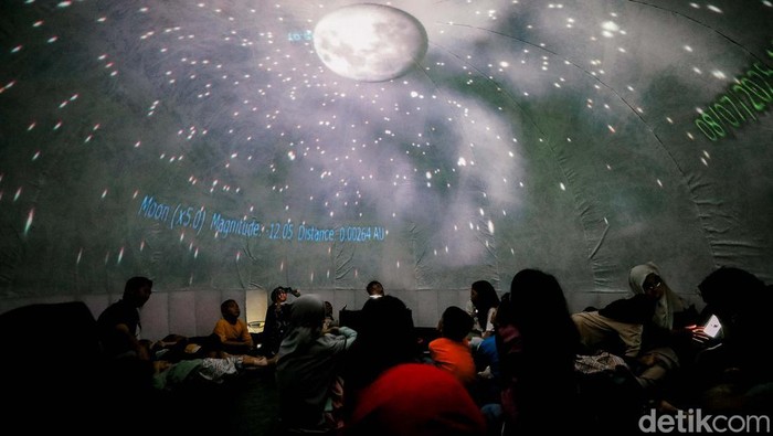 Serunya Liburan Sambil Belajar Astronomi di Planetarium Pengunjung menyaksikan simulasi langit dan penjelasan mengenai astronomi di planetarium mini, kawasan Taman Ismail Marzuki, Jakarta, Selasa (8/7/2025).
