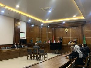 Teguran Hakim ke Razman gara-gara Buka HP Saat Tuntutan