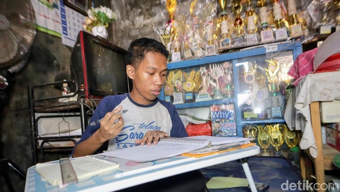Avan Ferdiansyah Hilmi (19) asal Ponorogo berhasil menembus Institut Teknologi Bandung (ITB)