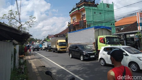 Situasi di jalan ambles Desa Bajera, Kecamatan Selemadeg, Kabupaten Tabanan, Bali, Selasa (8/7/2025). (I Dewa Made Krisna Pradipta)