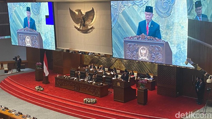 Anggota DPR RI Sturman Panjaitan menghadiri rapat paripurna DPR RI, Selasa (8/7/2025).