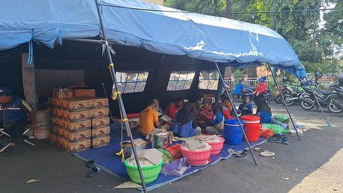 Suasana dapur umum untuk korban banjir di halaman Pendopo Wali Kota Mataram, Selasa (8/7/2025). (Nathea Citra/detikBali)