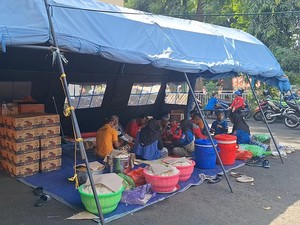 Korban Banjir di Mataram Dapat Bantuan Kemensos, Ada Selimut hingga Makanan