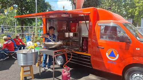Suasana dapur umum untuk korban banjir di halaman Pendopo Wali Kota Mataram, Selasa (8/7/2025). (Nathea Citra/detikBali)