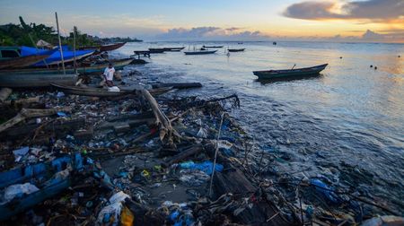 Surga Ombak Mentawai Tertutup Sampah