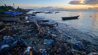 Nelayan mengeluarkan sampannya di antara sampah saat matahari terbit di Pantai Muara Siberut, Mentawai, Sumatera Barat, Selasa (8/7/2025). Foto: ANTARA FOTO/Iggoy el Fitra