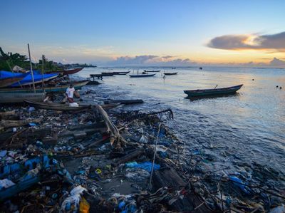 Surga Ombak Mentawai Tertutup Sampah