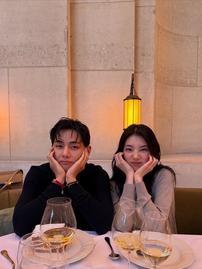 V BTS dan Bae Suzy membuat penggemar gempar usai memperlihatkan pose manis saat makan bersama. Keduanya terbang ke Paris untuk menghadiri peragaan busana CELINE pada Minggu (6/7/2025) waktu setempat. Foto: dok. Instagram @thv
