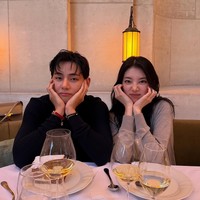 V BTS dan Bae Suzy membuat penggemar gempar usai memperlihatkan pose manis saat makan bersama. Keduanya terbang ke Paris untuk menghadiri peragaan busana CELINE pada Minggu (6/7/2025) waktu setempat. Foto: dok. Instagram @thv