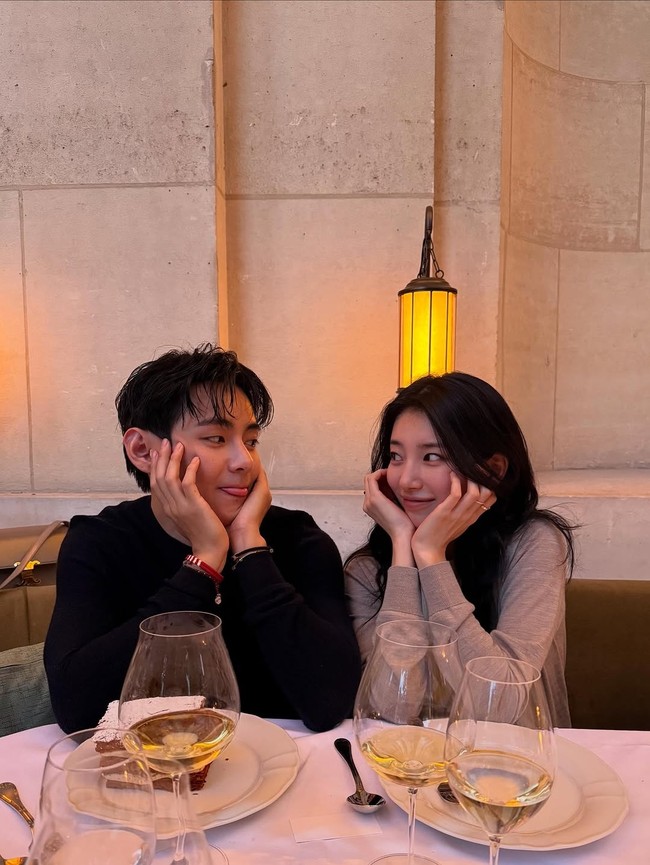 Bak real couple. Dalam salah satu foto, V BTS dan Bae Suzy tampak saling bertatapan dan membuat penggemar histeris, berharap keduanya akan beradu akting dalam proyek film maupun drama. Foto: dok. Instagram @thv