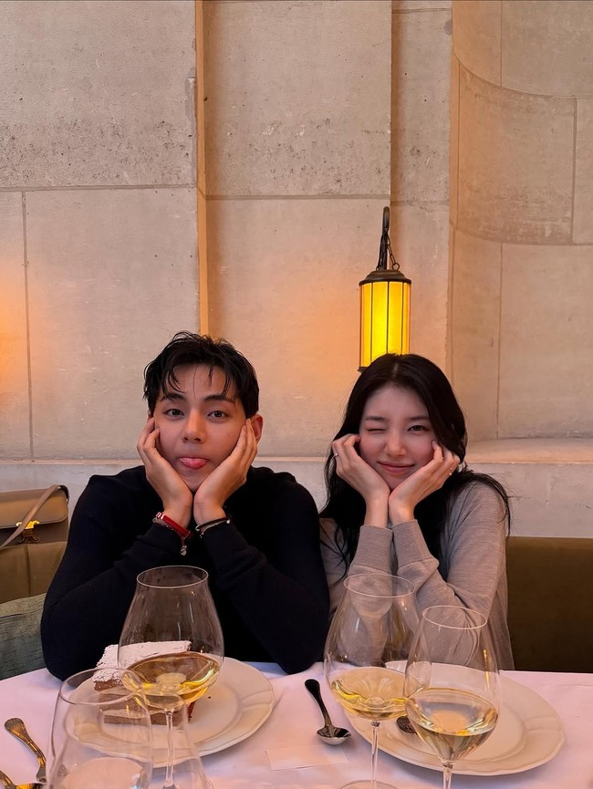 Penggemar juga tidak mengira V BTS dan Bae Suzy akan mengunggah foto tersebut di akun Instagram masing-masing. Keduanya bersanding sebagai global ambassador CELINE. Namun, penggemar kelewat baper karena melihat keserasian wajah V BTS dan Bae Suzy. Foto: dok. Instagram @thv