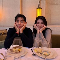 Penggemar juga tidak mengira V BTS dan Bae Suzy akan mengunggah foto tersebut di akun Instagram masing-masing. Keduanya bersanding sebagai global ambassador CELINE. Namun, penggemar kelewat baper karena melihat keserasian wajah V BTS dan Bae Suzy. Foto: dok. Instagram @thv