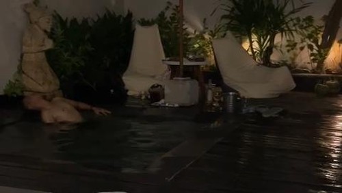 Tangkapan layar video Brigadir Muhammad Nurhadi saat berendam di kolam Villa Tekek, Gili Trawangan, Lombok Utara, NTB, viral di media sosial. (Foto: Dok. Yan Mangandar)