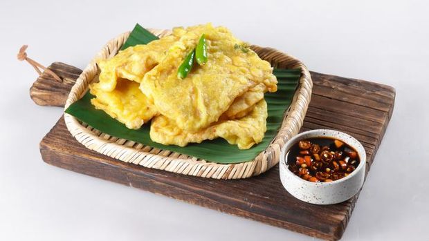 Tempe Goreng or Tempe Mendoan is Indonesian traditional food made from tempeh covered in flour batter.