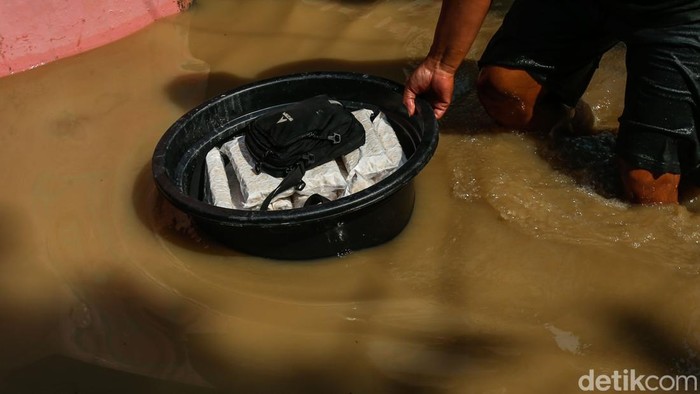 Banjir yang melanda kawasan Gang Mawar, Kelurahan Teluk Pucung, Bekasi Utara, tidak hanya merendam rumah warga, tetapi juga menghantam aktivitas ekonomi masyarakat. Salah satu yang paling terdampak adalah para produsen tempe lokal yang terpaksa menelan kerugian jutaan rupiah akibat bahan baku dan tempe jadi rusak terendam banjir.