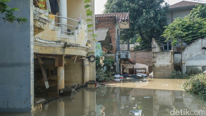 Tempe Terendam Banjir, Warga Bekasi Merugi Hingga Jutaan Rupiah Banjir yang melanda kawasan Gang Mawar, Kelurahan Teluk Pucung, Bekasi Utara, tidak hanya merendam rumah warga, tetapi juga menghantam aktivitas ekonomi masyarakat. Salah satu yang paling terdampak adalah para produsen tempe lokal yang terpaksa menelan kerugian jutaan rupiah akibat bahan baku dan tempe jadi rusak terendam banjir.