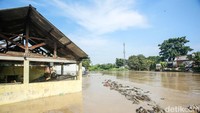 Salah satu yang paling terdampak adalah para produsen tempe lokal yang terpaksa menelan kerugian jutaan rupiah akibat bahan baku dan tempe jadi rusak terendam banjir.