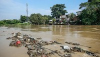 Meski air perlahan mulai surut pada Selasa siang, kerusakan sudah telanjur terjadi, termasuk pada bahan makanan dan perlengkapan produksi rumah tangga.