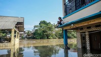 Menurut keterangan warga, banjir mulai merendam pemukiman sejak pukul 00.00 WIB dan terus naik hingga ketinggian 2 meter.