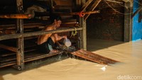 Produksi tempe yang biasanya menjadi sumber penghasilan utama warga kini lumpuh total.