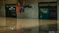 Banjir di kawasan ini terjadi akibat luapan Kali Bekasi yang berada tepat di samping pemukiman.