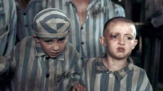 Cuplikan adegan dalam film The Boy in the Striped Pajamas.