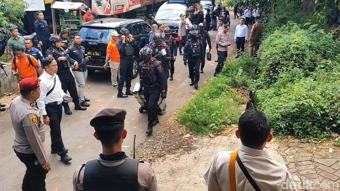 Tim gegana saat mensterilkan lokasi ledakan di Pasuruan