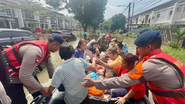 Tim SAR Batalyon C Pelopor Satuan Brimob Polda Metro Jaya mengevakuasi warga yang terdampak banjir di Kecamatan Karang Tengah, Kota Tangerang, Banten. (dok Istimewa)