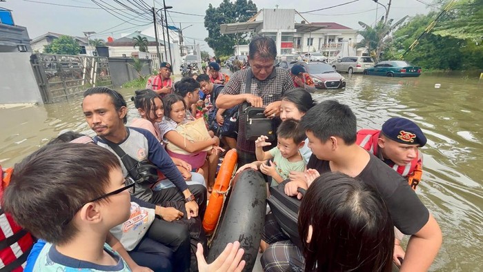 Tim SAR Batalyon C Pelopor Satuan Brimob Polda Metro Jaya mengevakuasi warga yang terdampak banjir di Kecamatan Karang Tengah, Kota Tangerang, Banten. (dok Istimewa)