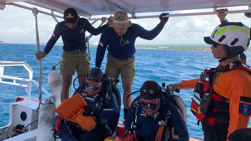 Tim SAR saat berupaya mencari keberadaan WN Arab Saudi yang hilang terseret arus di Pantai Batu Belig, Selasa (8/7/2025). (Dok. SAR Denpasar)
