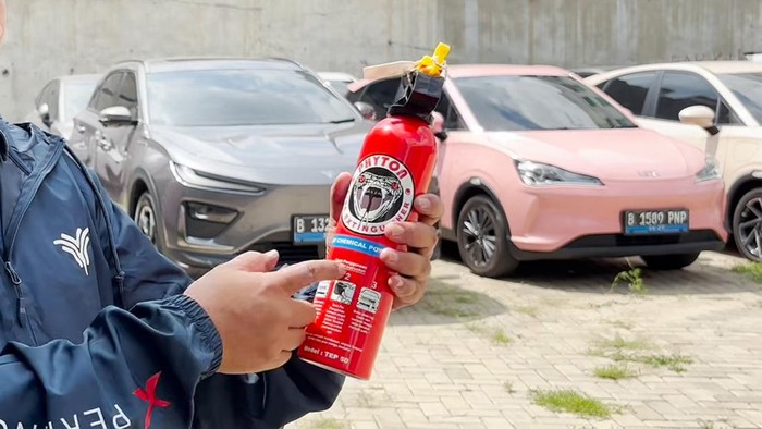 Ini Cara Aman Pakai APAR di Mobil Listrik