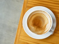 Gampang Banget! Ini 5 Cara Hilangkan Noda Membandel pada Cangkir