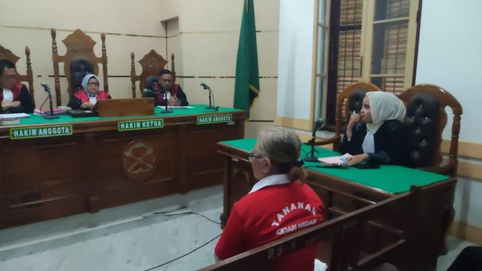Tiromsi Sitanggang menjalani sidang tuntutan atas pembunuhan terhadap suaminya di PN Medan. (dok. Istimewa)