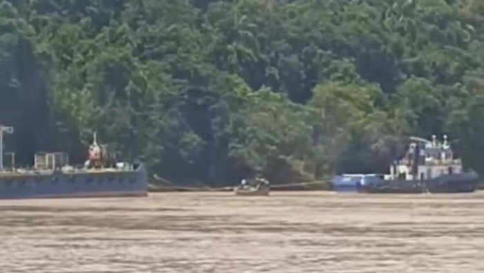 Tongkang tabrak perahu di sungai perbatasan Murung Raya-Barito Utara.