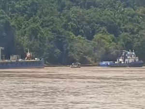 Video: Detik-detik Kapal Tongkang Tabrak Taksi Perahu di Murung Raya