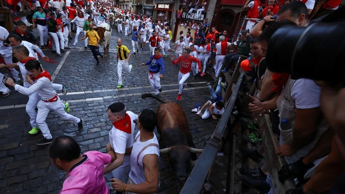 Tradisi San Fermin, Kejar-kejaran Seru dengan Banteng di Spanyol Ratusan peserta berlari bersama banteng dalam festival San Fermin di Pamplona. Tradisi ini jadi magnet wisatawan dan simbol keberanian yang mendunia.