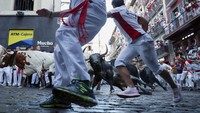 Momen Encierro bukan sekadar hiburan, tapi ritual turun-temurun yang menyatukan keberanian dan budaya. REUTERS/Albert Gea