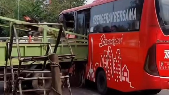 Bus Trans Semarang tabrak truk Hino di depan Taman Serasi, Jalan Gatot Subroto, Kecamatan Ungaran Barat, Kabupaten Semarang, Selasa (8/7/2025).