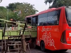Trans Semarang Tabrak Truk di Depan Taman Serasi Ungaran, 1 Orang Tewas