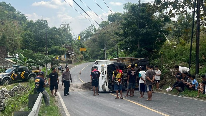 Truk bermuatan pasir yang terguling di tanjakan Pok Cucak, Gunungkidul, Selasa (8/7/2025).